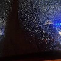 El bus en que viajaban los jugadores de Atlético Nacional hacia el aeropuerto de Barranquilla fue atacado con una piedra. Foto: Cortesía Atlético Nacional