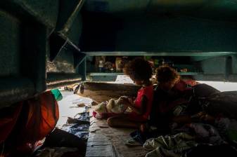 Niñas migrantes de Venezuela de 3 y 6 años viven bajo una canoa adaptada como su casa, allá viven con su hermana bebé y sus padres y otro migrante. Foto: Carlos Velásquez