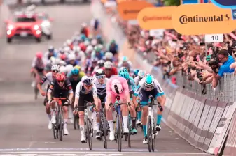 Este es el momento en el que Mads Pedersen ganó la quinta etapa del Giro de Italia. FOTO: Tomada de X @faustocoppi60