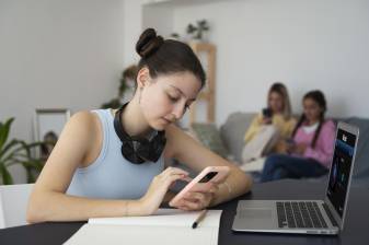 Un estudio de Common Sense Media concluyó que las protecciones de ChatGPT para menores no funcionan de manera fiable y calificó la herramienta de “riesgo inaceptable”. FOTO Europa Press