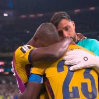 Hernán Galíndez y Enner Valencia consuelan a Moisés Caicedo. FOTO: Captura