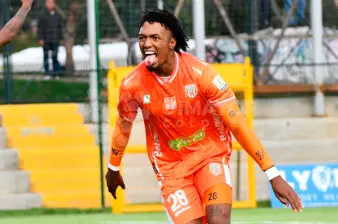 Jhon Gamboa celebra el gol que marcó ante Tigres, en la victoria 1-2 del cuadro naranja en Bogotá, para mantener la opción de ser finalista en la B. FOTO CORTESÍA DIMAYOR 