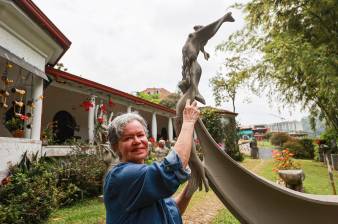 María Elena Quintero custodia gran parte de la obra de su esposo, el maestro Arenas. Cree que la escultura La familia debe ser expuesta. FOTO Manuel Saldarriaga
