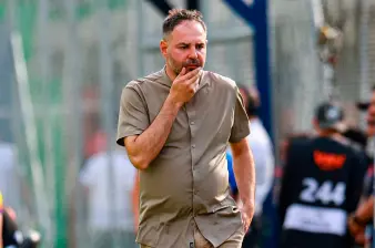 El entrenador español Jonathan Risueño está en el centro de una polémica por simular una falta de Alfredo Morelos que nunca existió. FOTO MANUEL SALDARRIAGA 