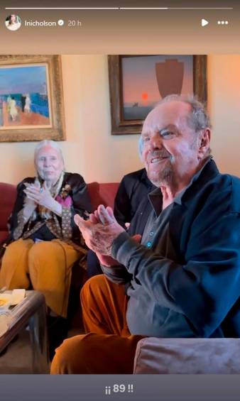 Foto de Jack Nicholson compartida por su hija en redes sociales al cumplir este año 89 años. Al fondo se puede ver a la cantante Joni Mitchell. FOTO Redes sociales @lnicholson