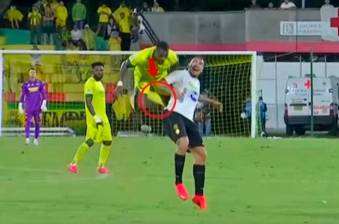 Esta es la acción en la que Ricardo Márquez (camiseta blanca) recibió un golpe en la espalda que le ocasionó una lesión delicada en sus vértebras y por ello estará entre 8 y 10 semanas fuera de las canchas. FOTO PANTALLAZO X@AguilasDoradas