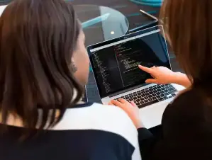 Trabajadores realizando su lenguaje de programación con apoyo de la inteligencia artificial. FOTO: PEXELS