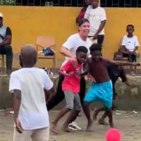 Imágenes tomadas del video compartido en las redes sociales de Matheus jugando con los niños del Chocó. FOTO PANTALLAZO DE X