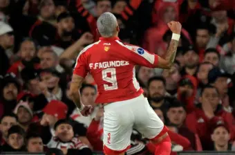 Franco Fagúndez celebra el tanto con el que Santa Fe igualó el duelo 1-1 y por ello, la definición de la clasificación se tuvo que dar desde el punto penal, en el que ganó 7-8. FOTO TOMADA X@Sudamericana
