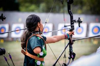 Ariana Correa Acosta, durante una competencia de tiro con arco. En los Juegos Nacionales Juveniles ya ratificó su buen nivel deportivo al subir al primer lugar del podio. FOTO cortesía world archery colombia