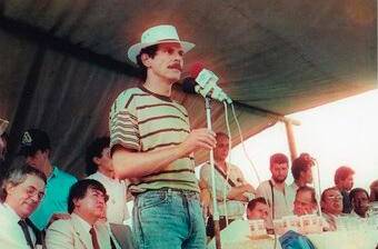 Carlos Pizarro se desmovilizó con su organización ilegal y se lanzó a la campaña presidencial de 1990, cuando fue asesinado. FOTO: COLPRENSA.