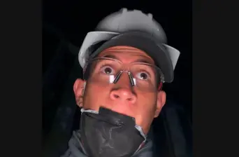 Este es el nadador Gustavo Sánchez ayudando con las labores de rescate de afectados por el terremoto que afectó a Cali, este lunes. FOTO CORTESÍA 