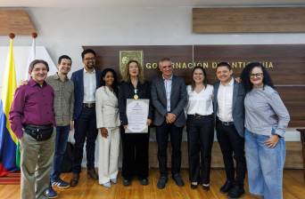 Luz María Sierra recibió la Orden al Mérito José María Córdova. FOTO: Cortesía