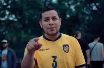 La Federación Ecuatoriana de Fútbol realizó el video de los 26 convocados mostrando por el mundo a los ecuatorianos que se ganan la vida fuera del país, así le rindieron un homenaje a los que están lejos de casa. FOTO PANTALLAZO 
