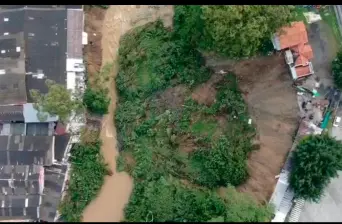 Esta mañana hicieron sobrevuelos en la zona afectada para analizar las condiciones del río en el lugar del posible represamiento. FOTO Cortesía Alcaldía de La Estrella