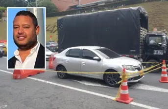 Las evidencias encontradas en este carro, el cual fue abandonado a un kilómetro del crimen, permitieron la plena identificación de los presuntos responsables del crimen del empresario Julián Escobar Jiménez (detalle), de 38 años. FOTO: GUILLERMO LEÓN OSPINA MUÑOZ