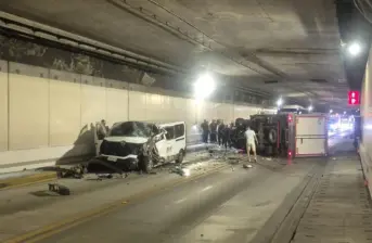 Este fue el accidente ocurrido dentro del Túnel de Oriente, luego de que estos dos vehículos se encontraran de frente. FOTO: CORTESÍA