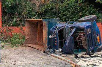 Así quedó la volqueta siniestrada en el conjunto residencial Entre Palmas de San Diego, en el barrio Loreto, de Medellín. FOTO: CORTESÍA