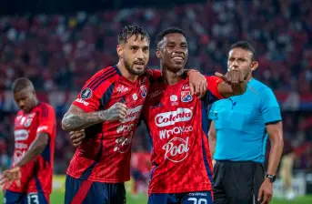 El polaco Francisco Fydriszewski junto a Jhon Montaño celebran el gol con el que el DIM venció a Cusco en el Atanasio Girardot. FOTO MANUEL SALDARRIAGA 