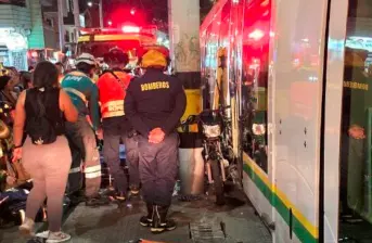 Así quedó la motocicleta, entre el poste y el coche tranviario en el barrio Gerona, oriente de Medellín, en un acto de imprudencia por parte del motorizado. FOTO: CORTESÍA