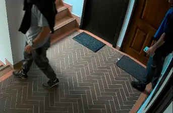 Este es el momento en el que los dos hombres empiezan a recorrer cada uno de los pisos de la edificación con el fin de encontrar la vivienda que pretenderían robar con la llave maestra que llevaban. FOTO: TOMADA DE VIDEO DE SEGURIDAD