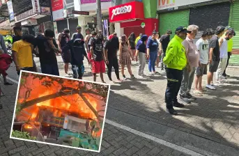 Los 28 integrantes de esta estructura criminal, adscrita al GDO Caicedo, fueron presentados por la Policía Metropolitana. Las autoridades establecieron que ellos estuvieron detrás del incendio de varias propiedades el pasado 9 de mayo en el barrio La Ladera. FOTOS: SANTIAGO OLIVARES TOBÓN Y CORTESÍA
