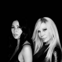 Donatella Versace anunció el lanzamiento de una nueva marca enfocada en moda y belleza, cuyos primeros productos llegarían en 2027. FOTO: @revolve.