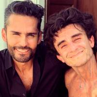 Estos son Fabián Ríos y Francisco Bolívar, actores de Sin senos sí hay paraíso. FOTO: Tomada de Facebook.