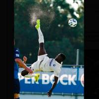 Esta es una de las jugadas de Jackson Martínez, que terminó en gol, estuvo en un juego de viejas glorias del Porto y marcó póker de goles. FOTO TOMADA X @DragaoCentral