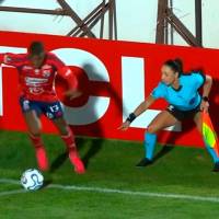 Este es el momento en el que la juez de línea Leslie Vásquez, de Chile señala que la pelota sigue en juego en la acción de Francisco Chaverra, para el tercer gol del DIM en Cusco. FOTO PANTALLAZO
