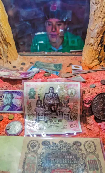 Entre la colección de billetes está el más grande del mundo, que es de origen ruso. FOTO JULIO CÉSAR HERRERA