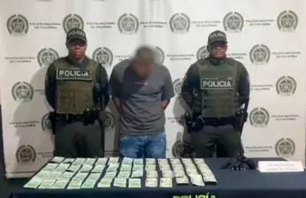 En medio de los registros a personas en el operativo capturaron a un hombre que tenía un arma de fuego modificada para aumentar su letalidad y más de $4 millones en billetes que serían falsos. FOTO Cortesía Meval