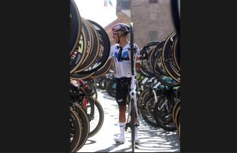 El ciclista colombiano Nairo Quintana en el pasillo hecho por sus rivales en el Giro de Emilia, última competencia del boyacense, que se retira del ciclismo profesional, tras 17 años de carrera. FOTO: Tomada de X @Movistar_Team
