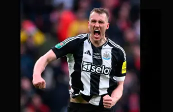 El jugador Dan Burn celebra el tanto con el que Newcastle empezó ganando en la final por el título de la Copa de la Liga de Inglaterra ante Liverpool. FOTO: Tomada de X @NUFC