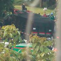 Esta volqueta acabó sobre el separador luego del grave accidente en el que arrolló a cuatro motocicletas y dos carros en la avenida Regional, a la altura de la estación Libertadores de bomberos. FOTO: CORTESÍA