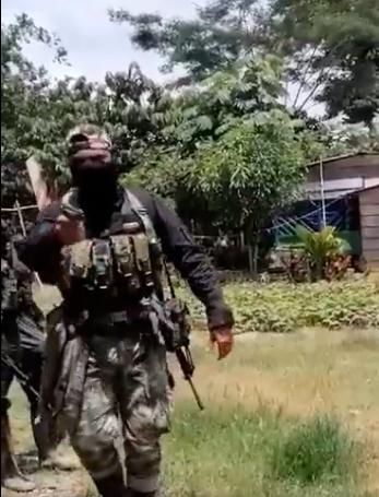 Un militar carga una pistola y amenaza a una mujer en la incursión en Tierralta, Córdoba. FOTO: Tomada del video.