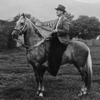 Fotografía de Fidel Ochoa Vélez, tomada en 1940 en el campus de la Universidad Nacional de Medellín. En la imagen, Fidel aparece de sombrero, saco, corbata y zamarros, montado en el caballo isabelino Cometa. FOTO CORTESÍA MIGUEL RESTREPO OCHOA