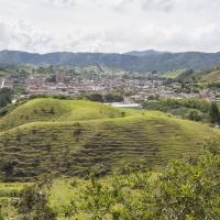 Las autoridades encontraron los cadáveres de dos hombres y una mujer en el área rural de Amalfi, Antioquia. FOTO: El Colombiano