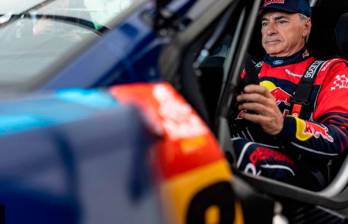 El piloto español Carlos Sainz defenderá el título conquistado el año pasado, cuando con un Audi se convirtió en el ganador de más edad de esta mítica prueba. FOTO TOMADA @DAKARA