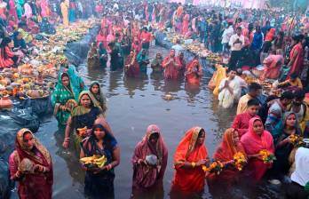El antiguo festival Chhath Puja es una tradición en la India, donde le rinden homenaje a los dioses del sol y del agua y los hindúes ayunan y rezan para pedir longevidad y saludFoto: Getty