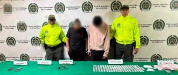 Con el hombre de 23 años también fue capturada una mujer de 48, al parecer su madre, a quien le habrían hallado un arma de fuego y drogas. FOTO: Cortesía Policía Metropolitana