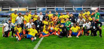 La Selección Colombia celebrando la victoria ante Paraguay que los dejó como líderes del hexagonal final en Venezuela. FOTO CORTESÍA FCF