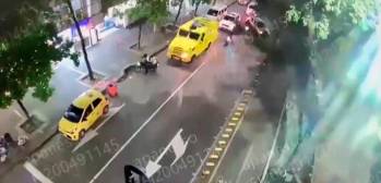 Varios hombres rodearon a los escoltas del carro de valores para hurtar el dinero. FOTO Captura de video Alcaldía de Medellín