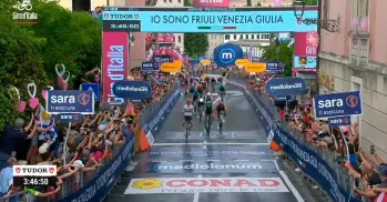 El corredor Paul Magnier fue el ganador, al sprint de la etapa 18 del Giro de Italia. El mejor colombiano fue Egan Bernal. FOTO PANTALLAZO 