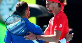 El alemán Alexander Zverev se despide de Novak Djokovic quien no pudo terminar el partido de la semifinal en Australia. FOTO @AustralianOpen