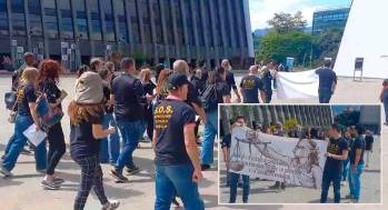 Los inspectores de Policía de la ciudad se manifestaron este martes a las afueras de La Alpujarra. FOTOS Captura de video Mauricio Palacio