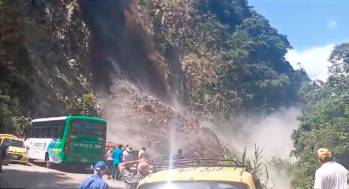 El deslizamiento ocurrió en la vía a Salgar, km 4+00, sector el Barroso. FOTO Captura de video Cortesía Policía de Tránsito y Carreteras