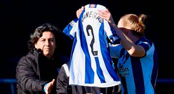 La jugadora Klara Cahynova de la Real Sociedad celebró su gol, el tercero en la goleada 4-1, haciendo un homenaje a Manuela Vanegas a quien le dedicaron el triunfo. FOTO TOMADA @RealSociedadFEM