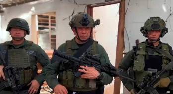 El general Ricardo Alarcón Campos, jefe Nacional del Servicio de Policía, en las ruinas de la subestación de Guamalito, en el municipio de El Carmen, Norte de Santander. FOTO: CORTESÍA DE POLICÍA.