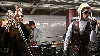 Jimmy Fallon y Bad Bunny se presentaron en una estación del Metro de Nueva York y muchas personas, eufóricas, cantaron junto a ellos su canción “Nuevayol” que hace parte de su nuevo disco DeBÍ TiRAR MáS FOToS. FOTO: YouTube Jimmy Fallon